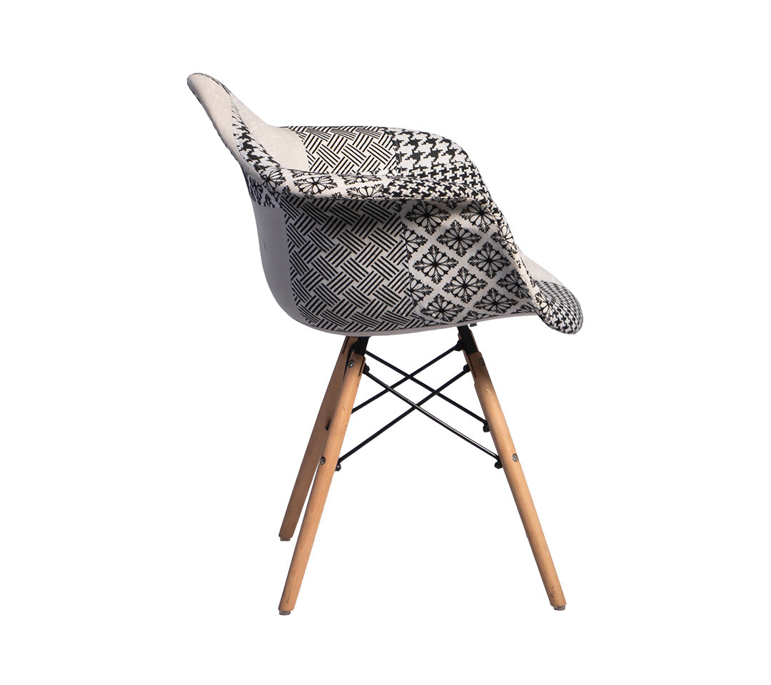 SILLA EAMES CON BRAZOS TAPIZADA LUNA