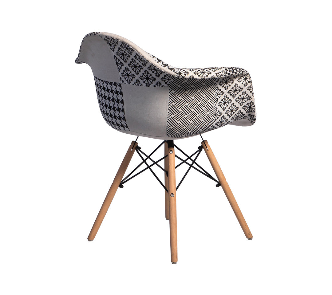 SILLA EAMES CON BRAZOS TAPIZADA LUNA